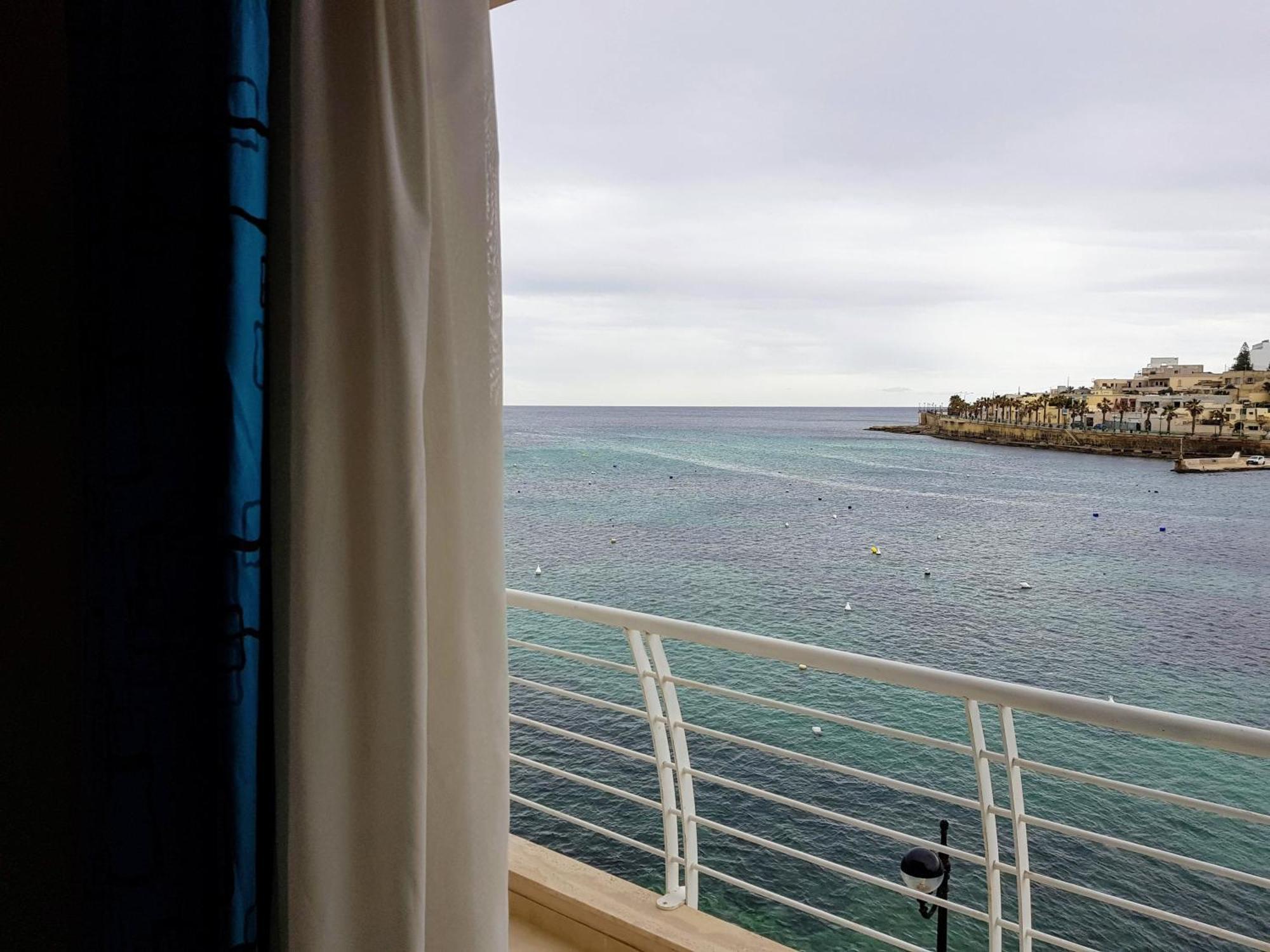 Riviera Holiday Apartments - Seafront - Wifi マルサスカーラ エクステリア 写真